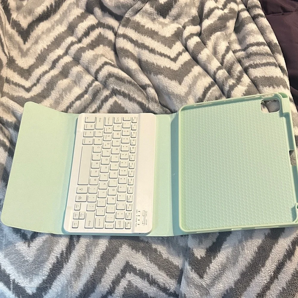 iPad Pro 2nd Gen Mint Green w/ Keyboard Case